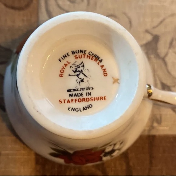 Antique Tea Cup 🌹 & Saucer Red Rose 🌹 Royal Sutherland Fine Bone China 🌹 - Picture 4 of 5